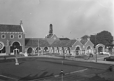 150415 Gezicht op het stationsplein en een gedeelte van een voor- en zijgevel van het N.S.-station 's-Hertogenbosch te ...